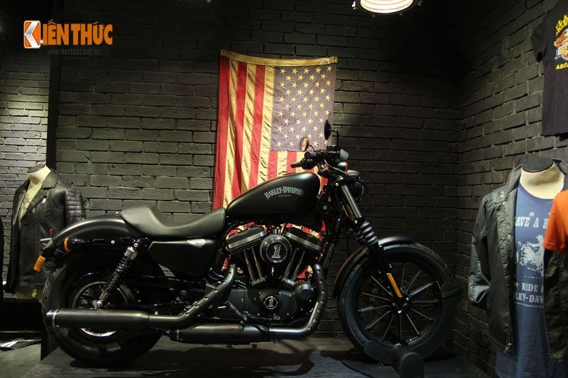 Thương hiệu độc quyền của Harley-Davidson mang tên  Black Label đã xuất hiện tại Việt Nam thông qua nhà phân phối chính thức mẫu xe này là Harley-Davidson Sài Gòn.